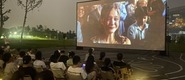 （美女操逼黄色大片儿转载）成都秋夜“新耍法”：到公园看坝坝电影